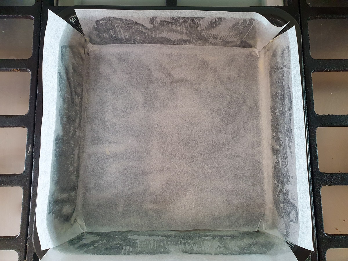 Ginger crunch 4 Baking tin lined with butter and baking paper