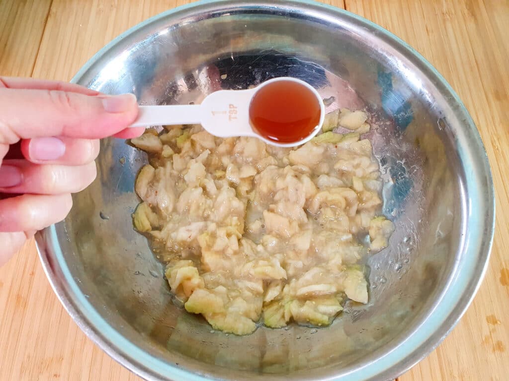 Adding vanilla to mashed feijoas.