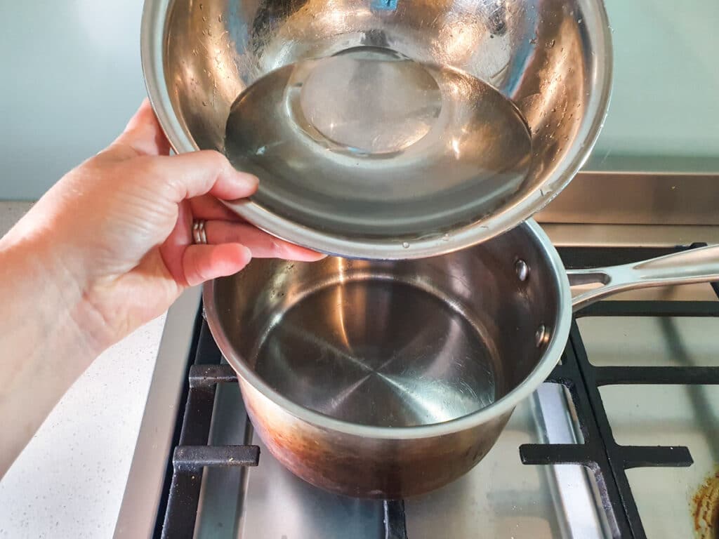 Feijoa syrup 4 Adding water to pot.